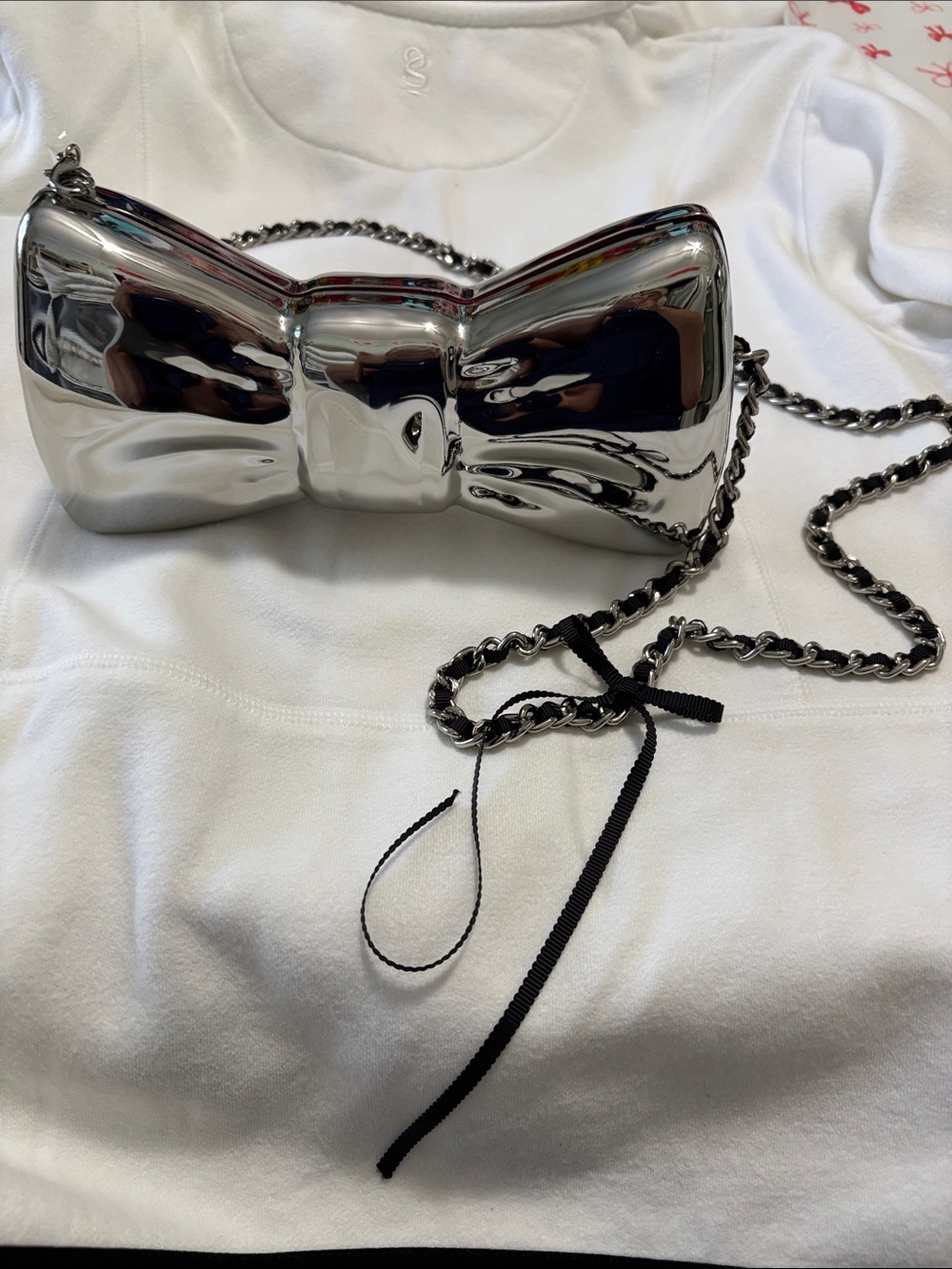 Betsey Johnson NEW Metallic Silver Bow Crossbody Bag with Chain Strap - Picture 2 of 6